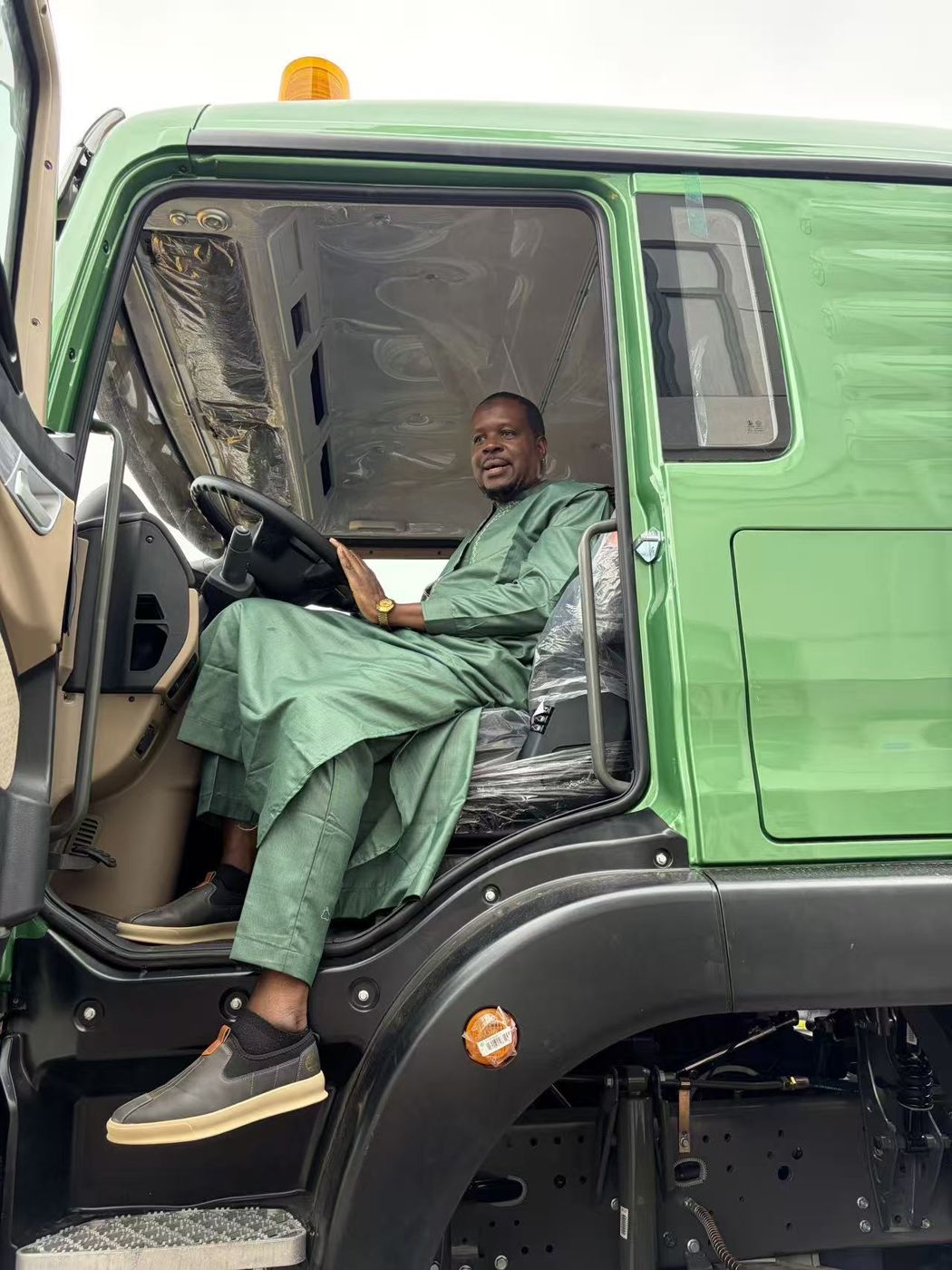 Dr Amadou Samaké au volant d'un tracteur Howo TX 430